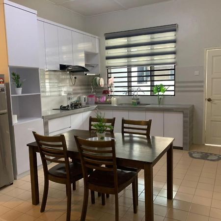 Homestay Maryam 루무트 외부 사진